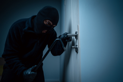 Cambrioleur qui ouvre une porte