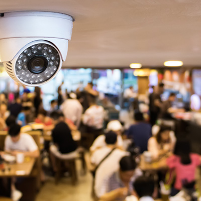 Installer des caméras de vidéosurveillance pour surveiller, dissuader et détecter les intrus.